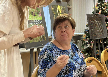0 grudnia 2025 roku w naszej bibliotece odbyły się warsztaty „Zdobnictwo - plastyka obrzędowa” z panią Izabelą Pilarską.