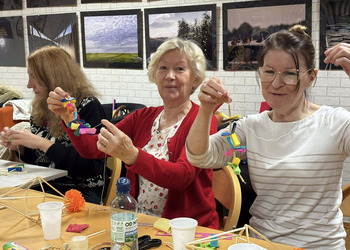 0 grudnia 2025 roku w naszej bibliotece odbyły się warsztaty „Zdobnictwo - plastyka obrzędowa” z panią Izabelą Pilarską.