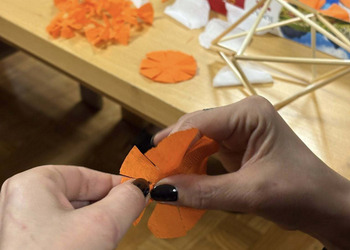 0 grudnia 2025 roku w naszej bibliotece odbyły się warsztaty „Zdobnictwo - plastyka obrzędowa” z panią Izabelą Pilarską.