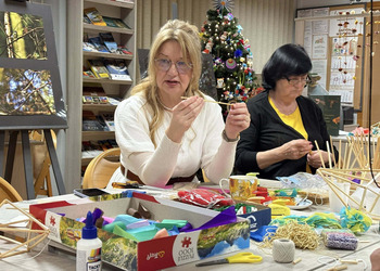 0 grudnia 2025 roku w naszej bibliotece odbyły się warsztaty „Zdobnictwo - plastyka obrzędowa” z panią Izabelą Pilarską.