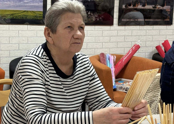 0 grudnia 2025 roku w naszej bibliotece odbyły się warsztaty „Zdobnictwo - plastyka obrzędowa” z panią Izabelą Pilarską.