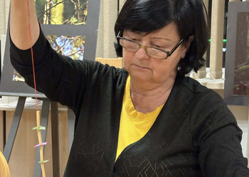 0 grudnia 2025 roku w naszej bibliotece odbyły się warsztaty „Zdobnictwo - plastyka obrzędowa” z panią Izabelą Pilarską.