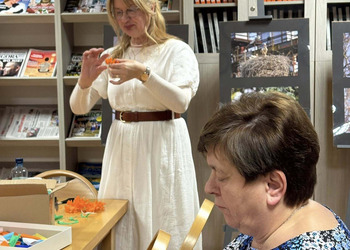 0 grudnia 2025 roku w naszej bibliotece odbyły się warsztaty „Zdobnictwo - plastyka obrzędowa” z panią Izabelą Pilarską.