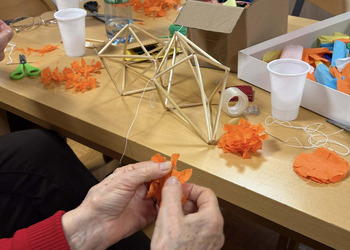 0 grudnia 2025 roku w naszej bibliotece odbyły się warsztaty „Zdobnictwo - plastyka obrzędowa” z panią Izabelą Pilarską.