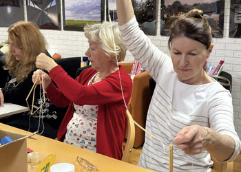 0 grudnia 2025 roku w naszej bibliotece odbyły się warsztaty „Zdobnictwo - plastyka obrzędowa” z panią Izabelą Pilarską.