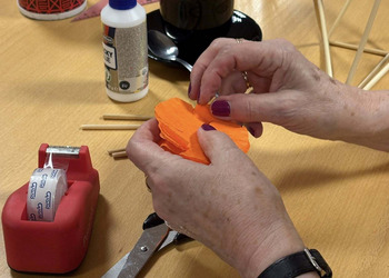 0 grudnia 2025 roku w naszej bibliotece odbyły się warsztaty „Zdobnictwo - plastyka obrzędowa” z panią Izabelą Pilarską.