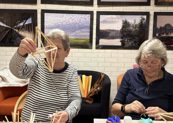 0 grudnia 2025 roku w naszej bibliotece odbyły się warsztaty „Zdobnictwo - plastyka obrzędowa” z panią Izabelą Pilarską.