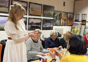0 grudnia 2025 roku w naszej bibliotece odbyły się warsztaty „Zdobnictwo - plastyka obrzędowa” z panią Izabelą Pilarską.