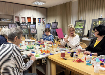 0 grudnia 2025 roku w naszej bibliotece odbyły się warsztaty „Zdobnictwo - plastyka obrzędowa” z panią Izabelą Pilarską.