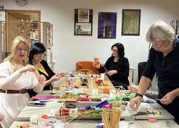 0 grudnia 2025 roku w naszej bibliotece odbyły się warsztaty „Zdobnictwo - plastyka obrzędowa” z panią Izabelą Pilarską.