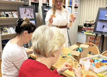 0 grudnia 2025 roku w naszej bibliotece odbyły się warsztaty „Zdobnictwo - plastyka obrzędowa” z panią Izabelą Pilarską.