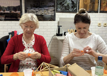 0 grudnia 2025 roku w naszej bibliotece odbyły się warsztaty „Zdobnictwo - plastyka obrzędowa” z panią Izabelą Pilarską.