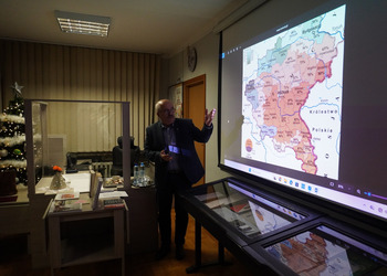 WOJEWÓDZKIE OBCHODY POWSTANIA WIELKOPOLSKIEGO Z NASZĄ BIBLIOTEKĄ – WYKŁAD ANDRZEJA JAKUBOWSKIEGO, 07.01.2026 r.