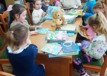 23.01.2026r.w filii w Gorzycach odbyła się lekcja biblioteczna pn. „W świecie książek dla dzieci”. 