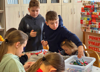 Ferie w bibliotece: tworzenie masek karnawałowych