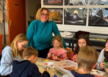 Ferie w bibliotece: tworzenie masek karnawałowych