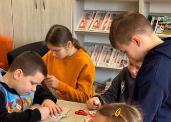 Ferie w bibliotece: tworzenie masek karnawałowych