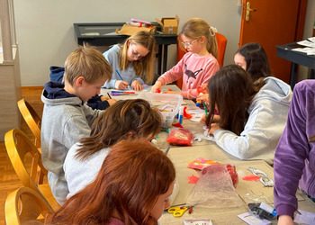 Ferie w bibliotece: tworzenie masek karnawałowych