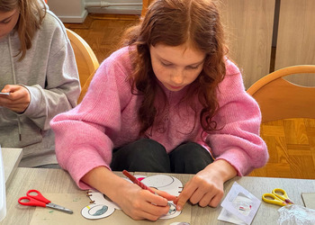 Ferie w bibliotece: tworzenie masek karnawałowych