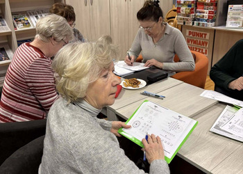 30 stycznia w naszej bibliotece odbyło się kolejne spotkanie dla seniorów „Główka pracuje”.