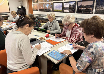 30 stycznia w naszej bibliotece odbyło się kolejne spotkanie dla seniorów „Główka pracuje”.