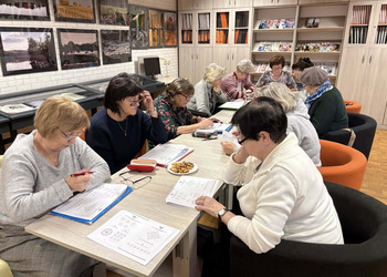 30 stycznia w naszej bibliotece odbyło się kolejne spotkanie dla seniorów „Główka pracuje”.