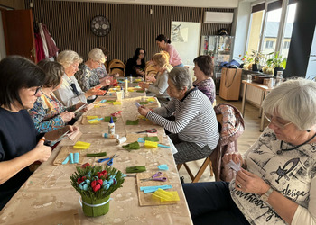 Wczorajsze zajęcia zorganizowane z okazji Dnia Kobiet upłynęły pod hasłem „Wiosenne kwiaty z krepiny i bibuły”.