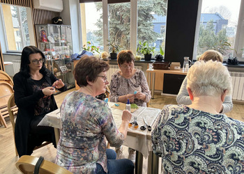 Wczorajsze zajęcia zorganizowane z okazji Dnia Kobiet upłynęły pod hasłem „Wiosenne kwiaty z krepiny i bibuły”.