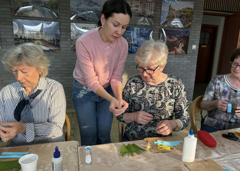 Wczorajsze zajęcia zorganizowane z okazji Dnia Kobiet upłynęły pod hasłem „Wiosenne kwiaty z krepiny i bibuły”.