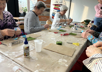 Wczorajsze zajęcia zorganizowane z okazji Dnia Kobiet upłynęły pod hasłem „Wiosenne kwiaty z krepiny i bibuły”.