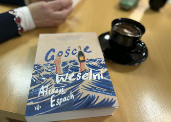 24 marca spotkaliśmy się na Dyskusyjnym Klubie Książki, by omówić „Gości weselnych” Alison Espach. 