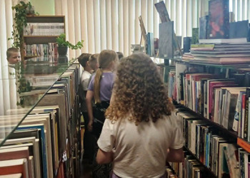 Lekcja biblioteczna dla uczniów Szkoły Podstawowej