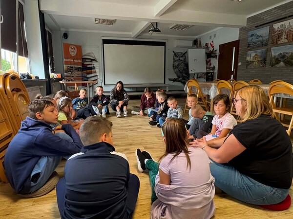 „Literackie podróże na baśniowej chmurze” z dziewczynką z zapałkami